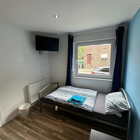 Ganzes Monteurhaus Mit 4 Schlafzimmern Fuer Bis Zu 8 Gaeste דיסבורג